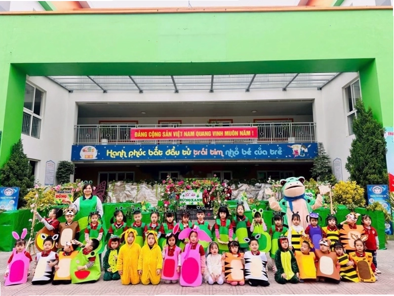 Trẻ em vui đùa cùng bạn bè