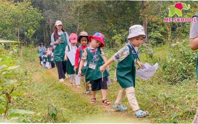 Trẻ em vui đùa trong một trò chơi vận động ngoài trời