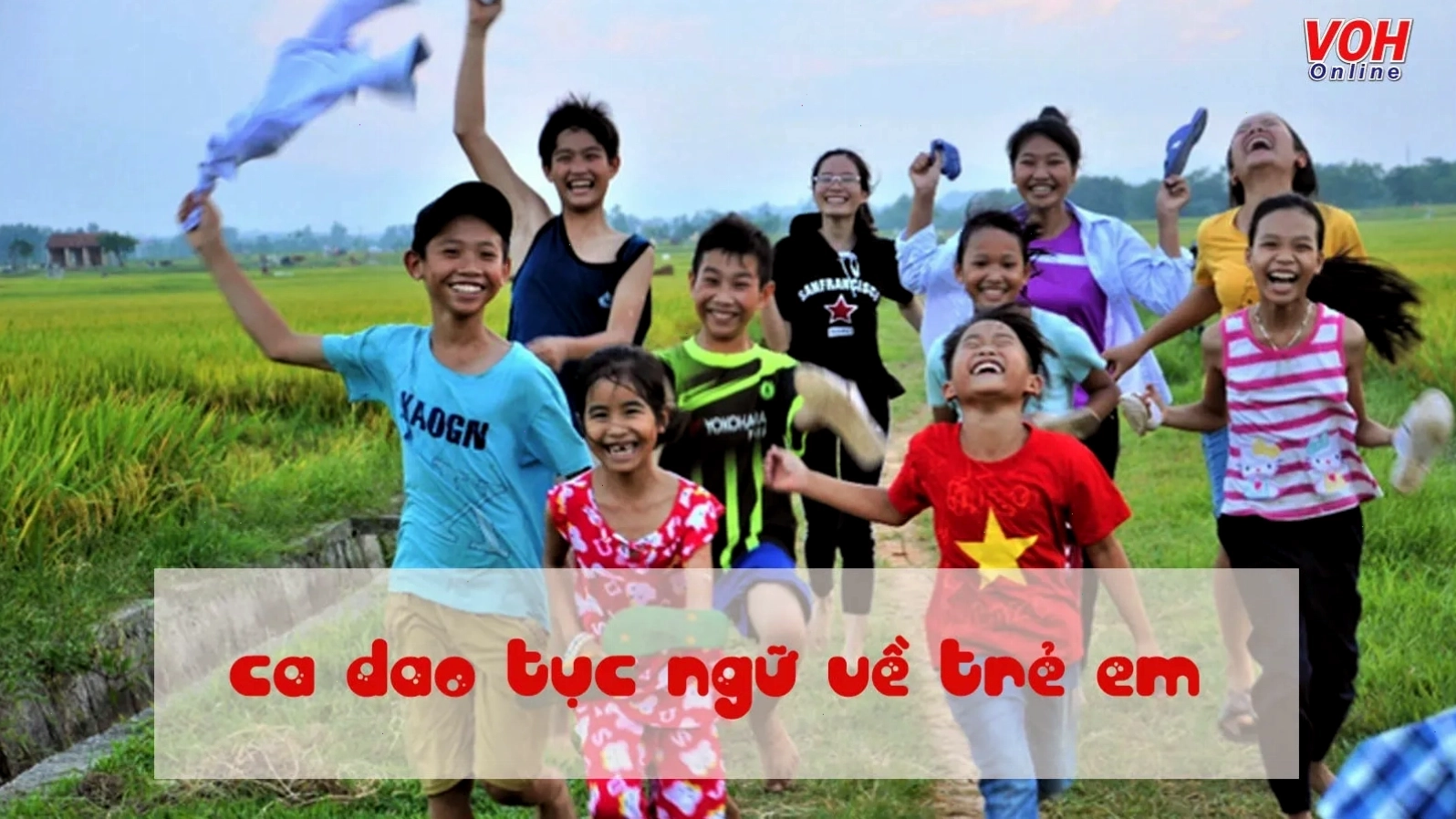 Trẻ em vui đùa với các trò chơi đồng dao