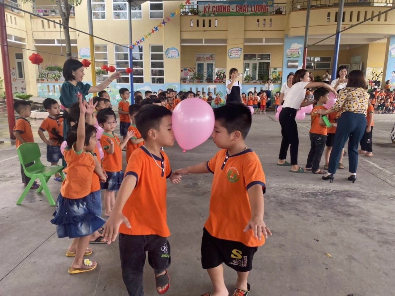 Trẻ em vui vẻ tham gia hoạt động học đồng dao Thằng Bờm