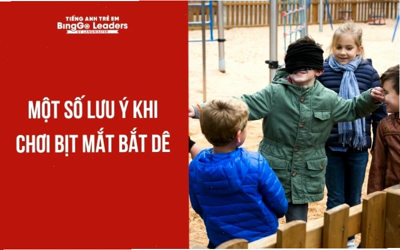 Trẻ em vui vẻ tham gia trò chơi bịt mắt bắt dê ngoài trời