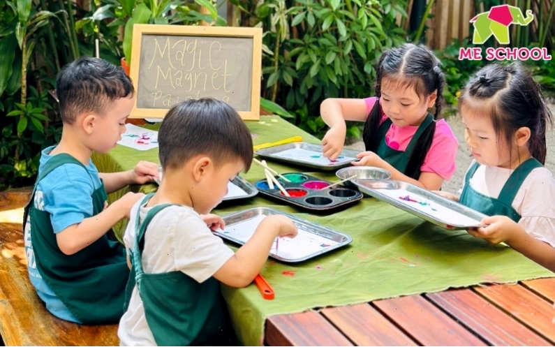 Trẻ mầm non chơi trò chơi ném vòng