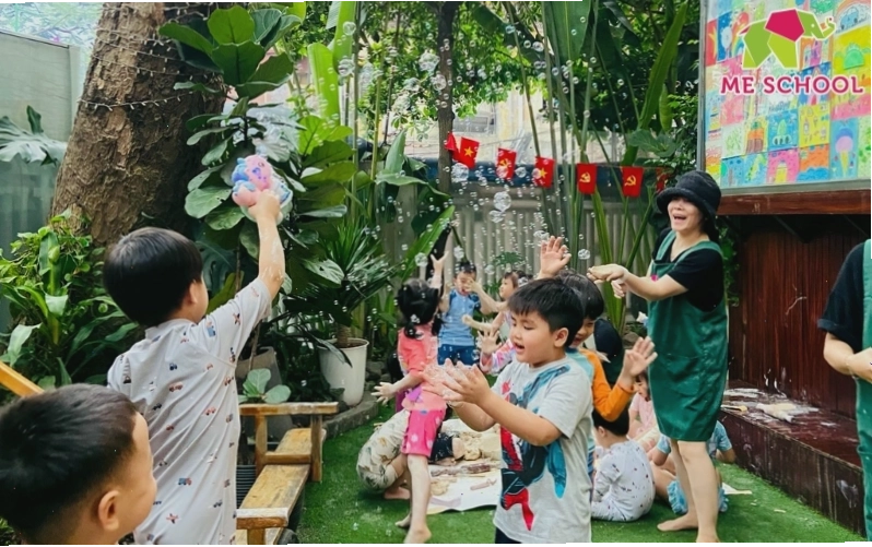 Trẻ mầm non đang chơi trò ném bóng
