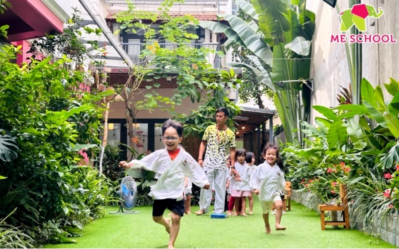 Trẻ mầm non đang chơi trò nhảy lò cò