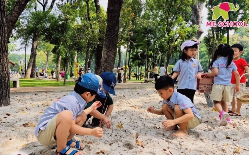 Trẻ mầm non đang thực hiện các hoạt động thể chất