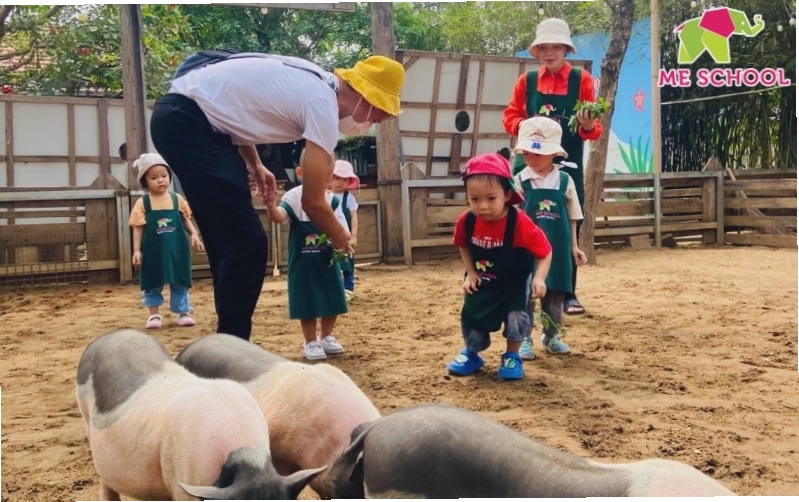 Trẻ mầm non tập xâu hạt
