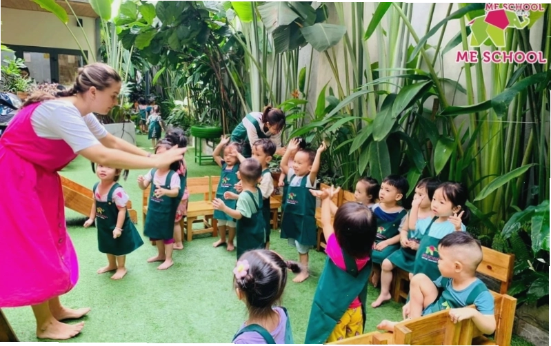 Trẻ mầm non thực hiện các động tác thể dục buổi sáng