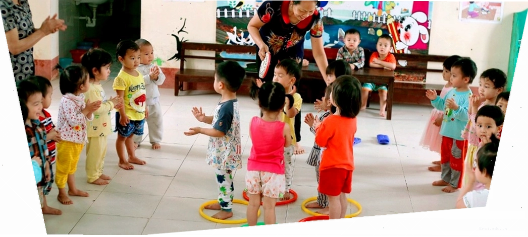 Trẻ mầm non vui đùa với các hoạt động vận động theo nhạc