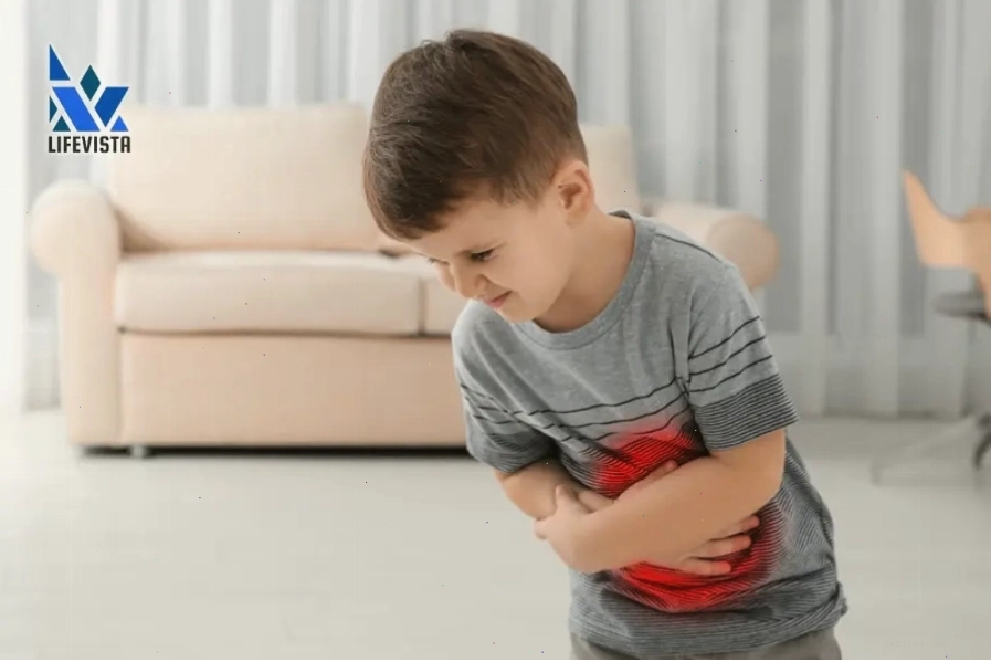 Trẻ nhỏ có thể bị đau bụng do uống hoặc sử dụng nước cứng