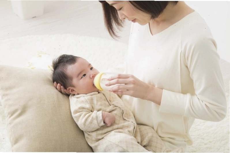 Trẻ sơ sinh gặp vấn đề tiêu hóa do sữa công thức