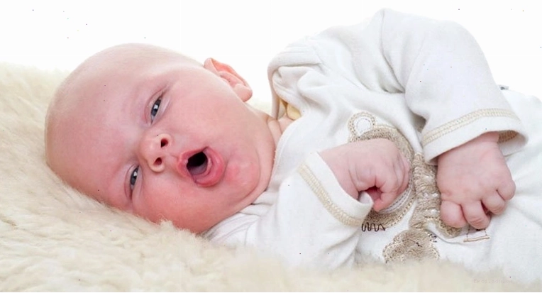 Trẻ sơ sinh thở khò khè do dịch nhầy tích tụ trong đường thở