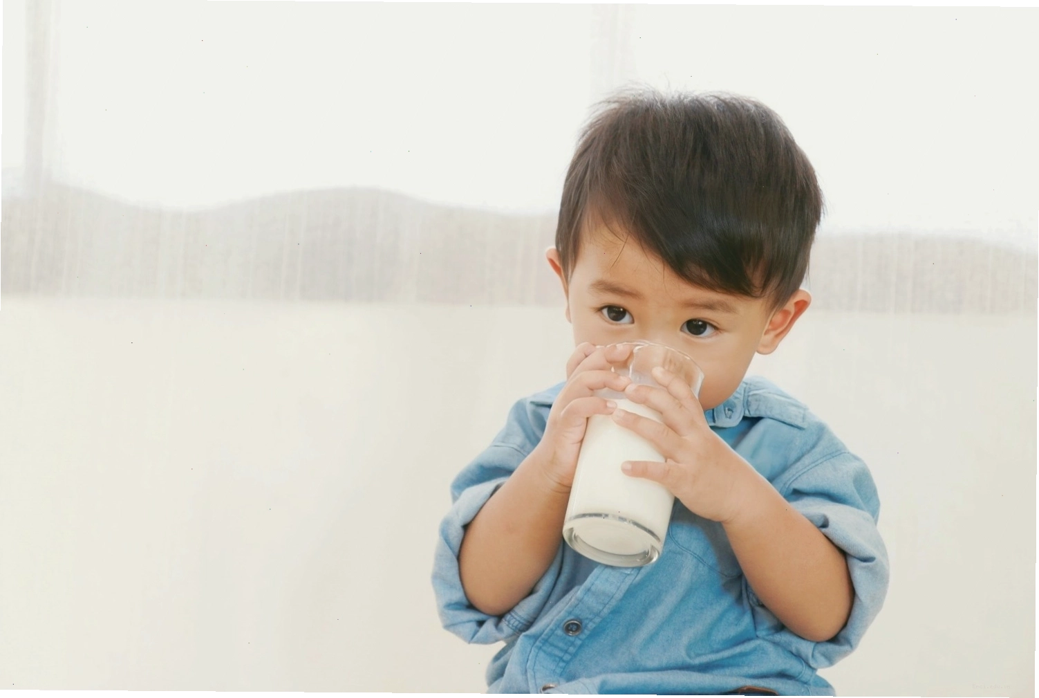 Trẻ từ đủ 1 tuổi có thể uống sữa chứa đạm sữa bò