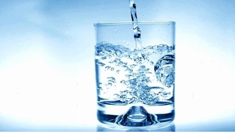 Uống đủ nước hỗ trợ tiêu hóa cho bà bầu