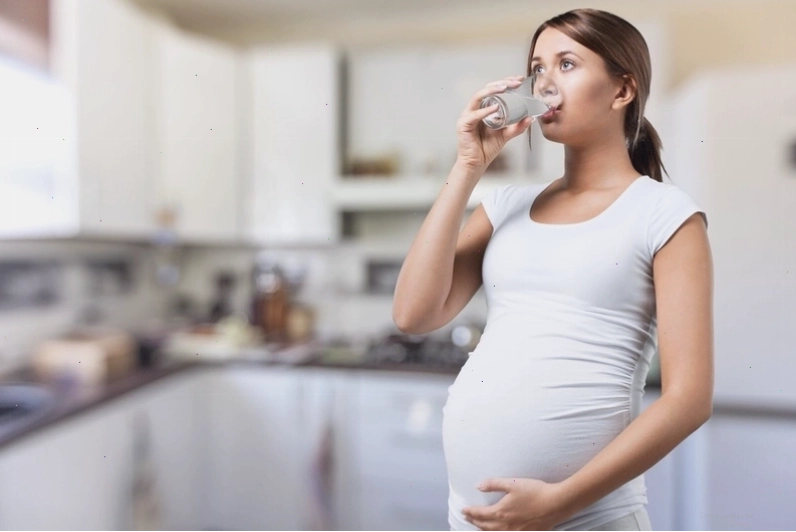 Uống nước chanh giúp mẹ bầu giảm cảm giác buồn nôn do nghén