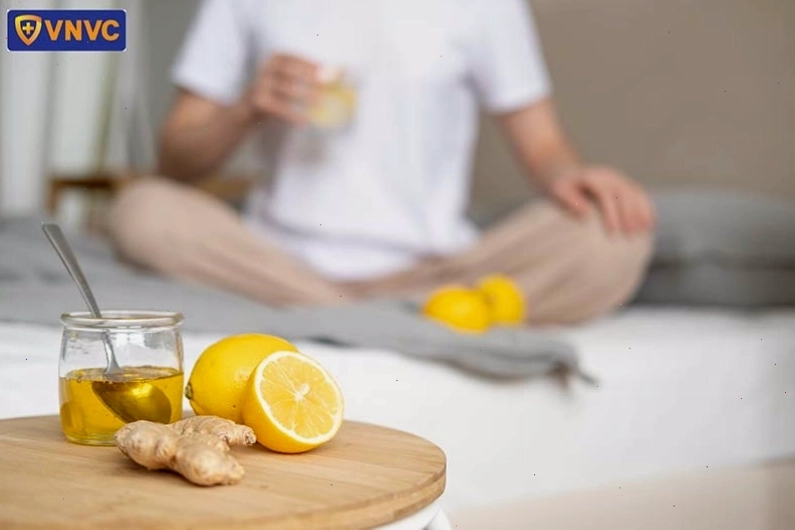 Uống nước mật ong ấm giúp làm dịu cổ họng khi bị quai bị