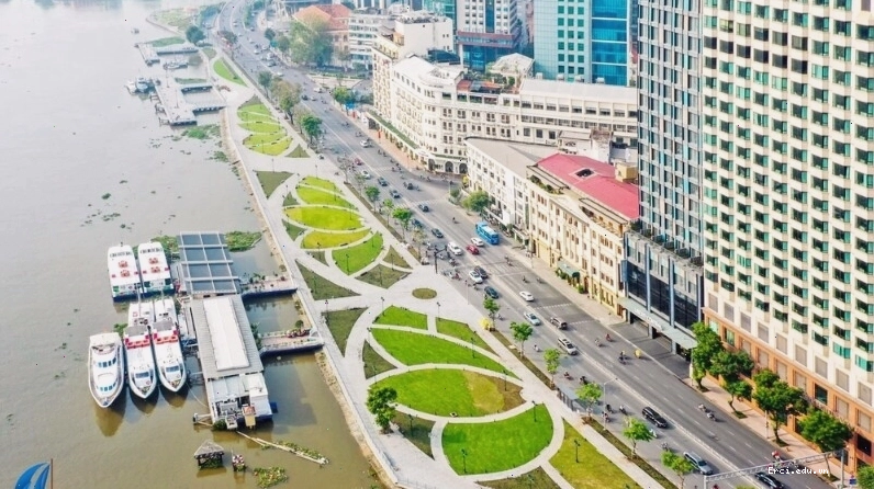 Vừa đi dạo vừa tán gẫu với bạn bè dọc bến Bạch Đằng