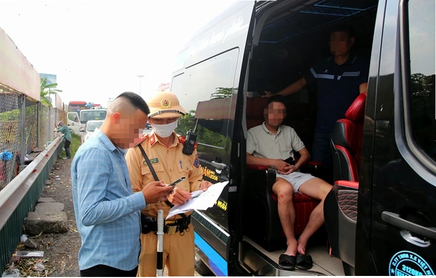 Xe hợp đồng đón trả khách sai quy định