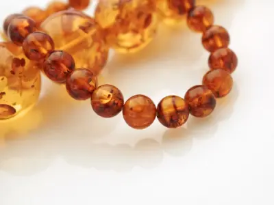 Cách phân biệt hổ phách thật giả chuẩn xác cho người mới