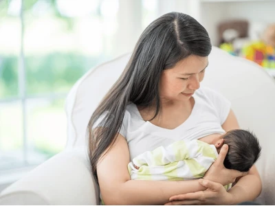 Nguy cơ tiềm ẩn khi cho trẻ bú bình lúc ngủ và giải pháp